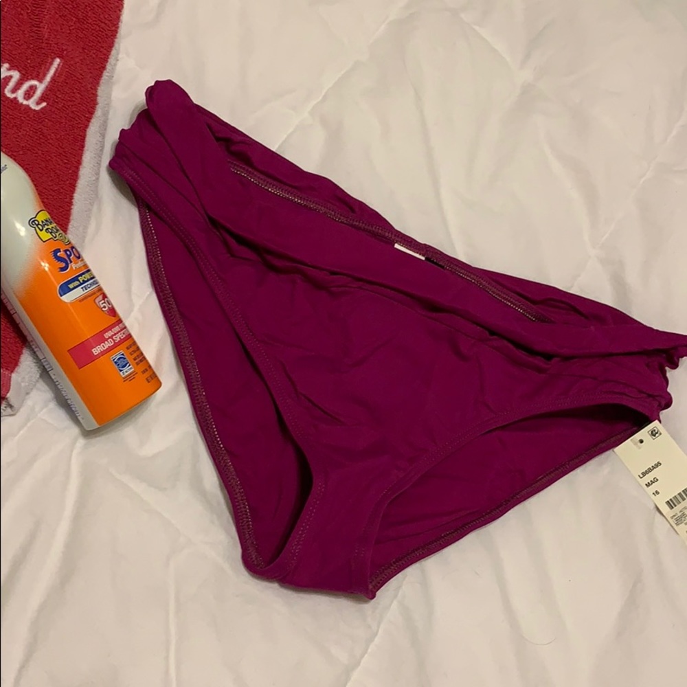 NWT bikini bottoms magenta color.